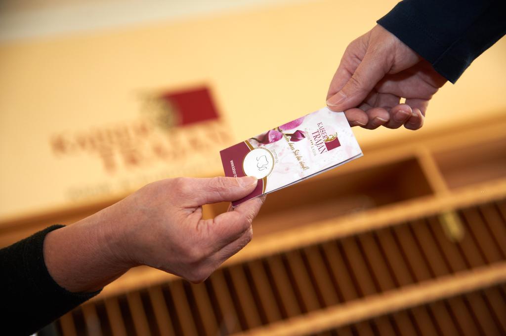 Kurhotel Kaiser Trajan Bad Gogging Bagian luar foto